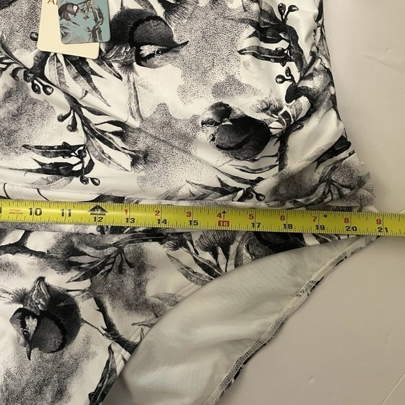 ArteSands NWT Women’s 18 D-G Cup Black White Bird Print Cross Front One-Piece - Picture 6 of 7